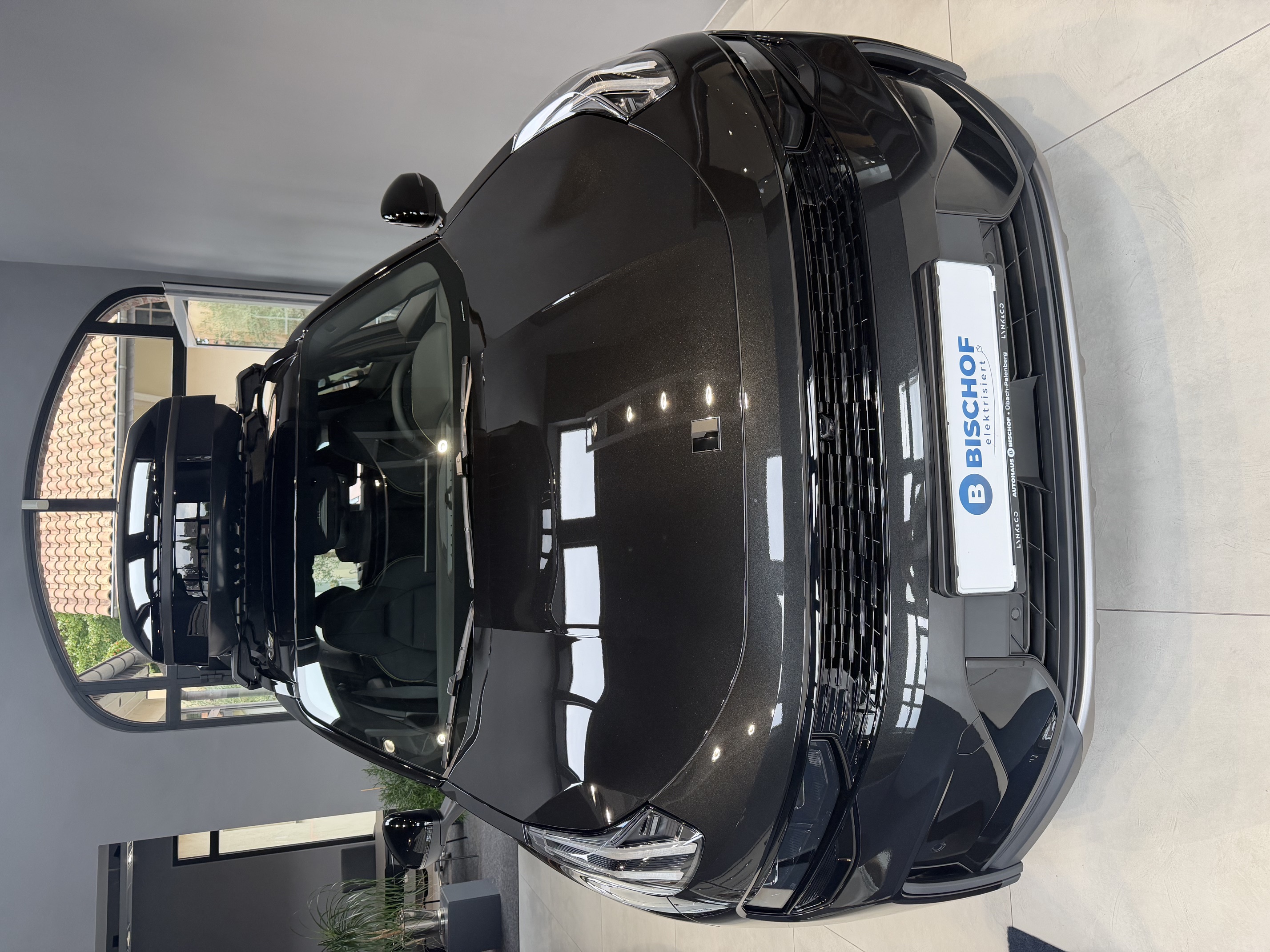 Schwarzer Lynk & Co mit Dachbox beim Händler